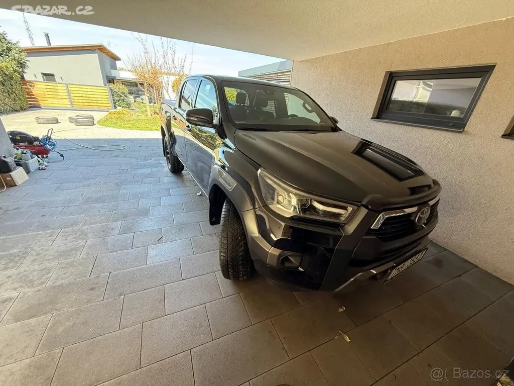 Toyota Hilux 2,8 invicible v plné výbavě, 4x4